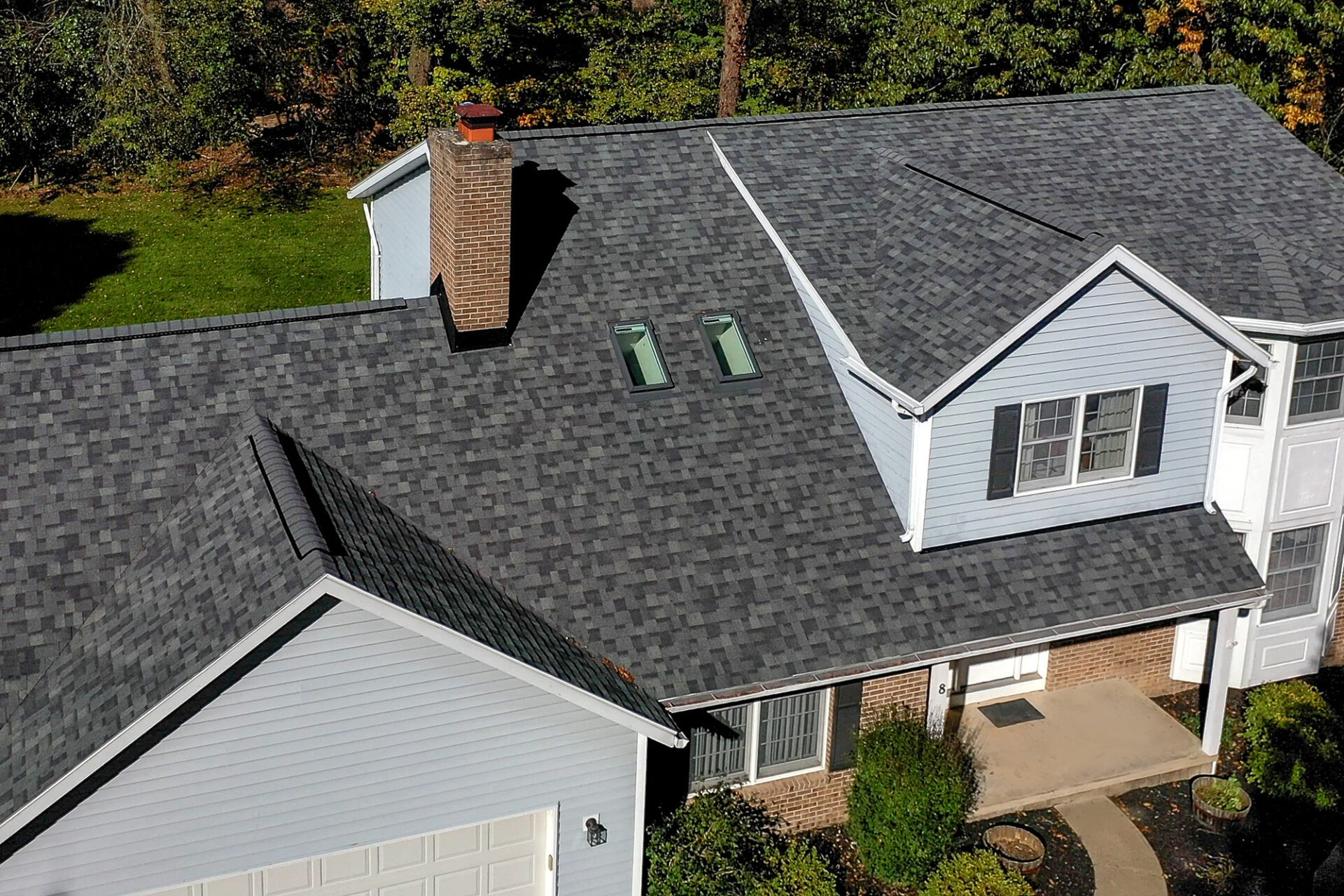 House with new roof done by Oaks.