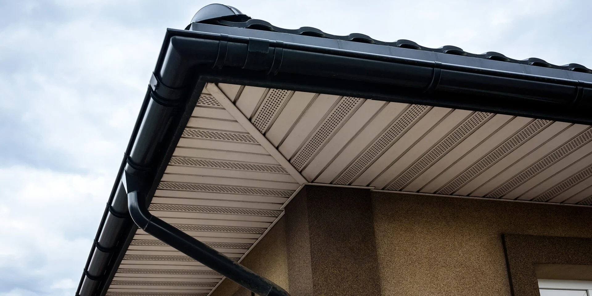 clipped-gable-overhang